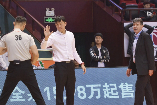  主动换帅！冠军教头携战术而来 杨瀚森冲击MVP迎关键契机