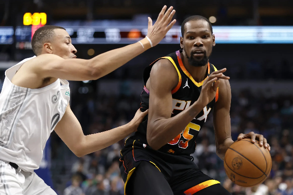 攻防博弈定胜负！独行侠110-104爆冷火箭 戴维斯26+12+5帽压制杜兰特34分空砍