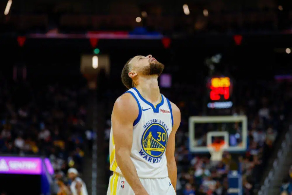  库里31+5独木难支 沃克24分率老鹰险胜勇士