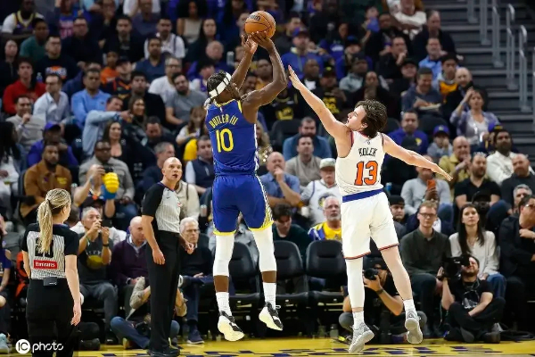  绝境救赎！库里27+7力挽狂澜 勇士客场破尼克斯，巴特勒32+8饮恨